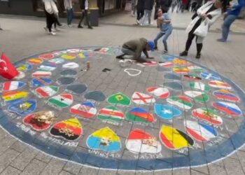 VIDEOLAJM / Tifozët shqiptarë ‘ngopin’ me euro artistin e rrugës në Dortmund