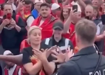 VIDEO / Polici gjerman kërcen vallen shqiptare, bën me duar shqiponjën