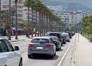 Dyndje pushuesish, trafik i rënduar në zonën e Skelës e përgjatë Lungomares në Vlorë