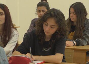 Dyfishohen ekselentët në letërsi, kalueshmëria më e lartë, por nota mesatare e njëjtë me anglishten