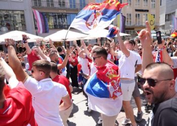 Tifozët serbë provokojnë Shqipërinë dhe Kosovën, kritikohen nga vetë serbët