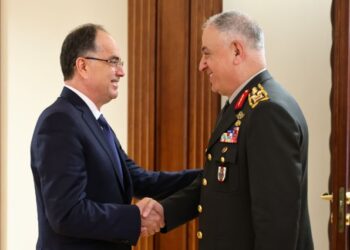 Begaj takon gjeneralin turk, diskutojnë për mbrojtjen, dronët Bajraktar dhe Kosovën