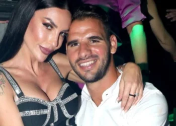 “Më ra të fikët, ai argëtohej me tjetrën”, modelja tregon si zbuloi tradhtinë e futbollistit