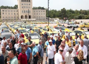 Taksistët çohen në protestë, kërkojnë të ndryshohet ligji për dhënien e licencës