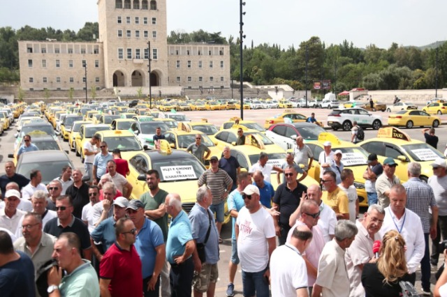 Taksistët çohen në protestë, kërkojnë të ndryshohet ligji për dhënien e licencës