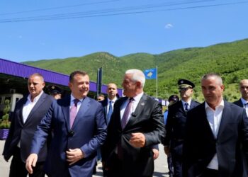 “Shuhen” kufijtë mes Shqipërisë e Kosovës, nis zbatimi i kalimit të lehtësuar të kufirit, Balla e Sveçla ndjekin procesin