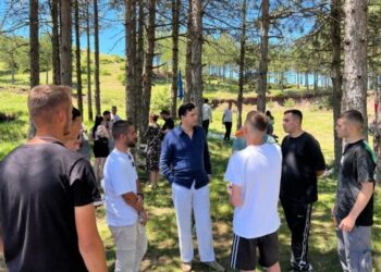 Basha me të rinjtë në Korçë ‘thumbon’ dyshen Rama-Berisha: Shqipëria nuk do jetë peng i një grushti njerëzish, ja çfarë…!