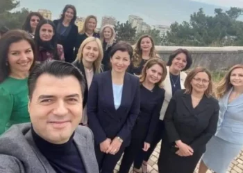 Açka shpërthen ndaj deputetes së PD: Paçavura romantike, flirtonte dhe me Nokën. I lëpinte këpucët Bashës, pastaj nxirrte Berishën live