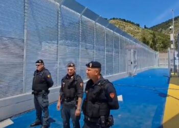 VIDEO / Çfarë po ndodh në Shëngjin? Dalin pamjet brenda qendrës së emigrantëve