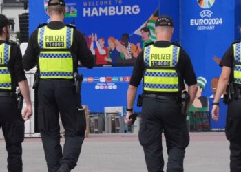 Policia qëllon një person pasi kërcënoi me sëpatë gjatë Euro 2024