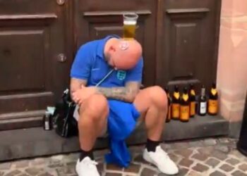 VIDEO / Gjejnë shokun të dehur në Frankfurt, nuk do ta besoni sesi tallen tifozët anglezë