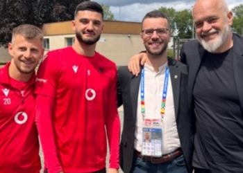 Pas humbjes me Italinë, Rama viziton Kombëtaren, pozon krah Brojës dhe Ramadanit