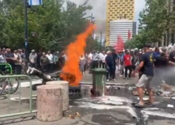 VIDEOLAJM / Kalaja nxit protestuesit që të sulmojnë Policinë: I kemi dhënë besën Sali Berishës…
