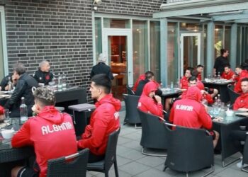 Jo vetëm futboll, kuqezinjtë argëtohen në bilardo, ping-pong dhe një… ditëlindje