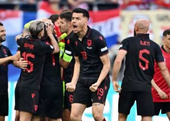 Mirlind Daku i bën komentin epik Rei Manajt: Ti je lojtar me bo*e”!