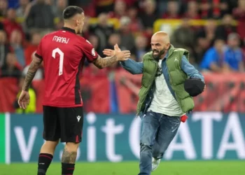 Hyri në fushë dhe takoi djemtë e Kombëtares, kush është tifozi shqiptar që ndërpreu për pak sekonda ndeshjen Shqipëri-Itali