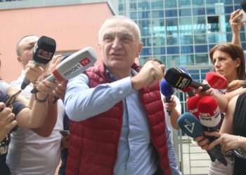“Pa telefon, më hoqën orën e çelësat”/ Meta për SPAK: Pantallonat s’mi heqin dot! Arrestimi i Kryemadhit? Të marrin dhe Sashën