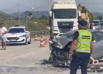 FOTO/ Aksident i rëndë në aksin Peqin-Rrogozhinë, dy automjete përplasen kokë më kokë