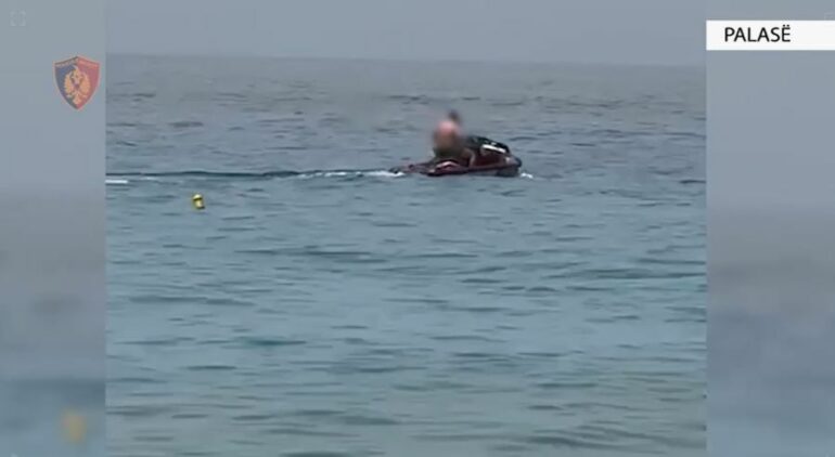 Shkeli perimetrin e sigurisë me Jet Ski, e pëson keq drejtuesi. Bllokohet mjeti lundrues