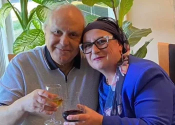 “Amaneti yt u vu në vend”, mjeku Tritan Kalo përcjell në banesën e fundit bashkëshorten, dedikimi prekës: Mbi arkëmort do vendosen 72 trëndafila…!