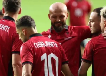 VIDEO/ Fanellat dhe numrat e lojtarëve kuqezi, gjithçka gati për Kombëtaren shqiptare në Dortmund