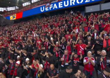 VIDEO/ “O sa mirë me qenë shqiptar oe oe”, stadiumi “Signal Iduna Park” oshtin në momentin kur Kombëtarja kuqezi del në fushë