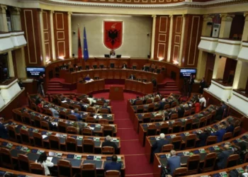 Deputetët “ia varin” punës në Kuvend, seanca nis me 30 minuta vonesë për shkak të kuorumit