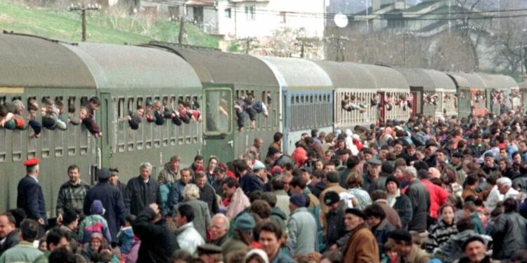 Refugjatë shqiptarë duke u larguar me tren nga Kosova, 1999 Foto: Reuters