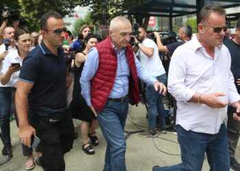 “SPAK s’ka asnjë arritje”/ Meta flet pas marrjes në pyetje nga Prokurorët e Posaçëm: S’kam patur kurrë besim te ky institucion!