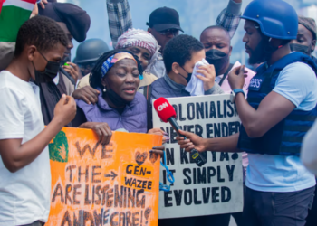 Motra e Barack Obamës sulmohet me gaz lotsjellës gjatë protestave të dhunshme në Kenia. Digjet parlamenti, disa të vdekur