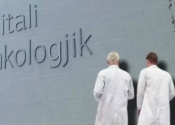 Zbardhen bisedat e skandalit tek Onkologjiku/ Pazari i mjekëve me pacientët me kancer: I themi operacioni bën 5 milionë, për ty 4