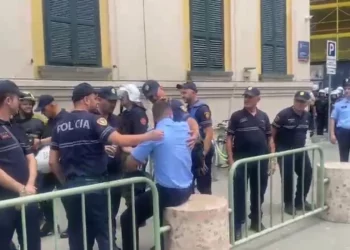 Protesta te Bashkia e Tiranës, militantët e Berishës djegin goma dhe qëllojnë me sende të forta, lëndohet një polic