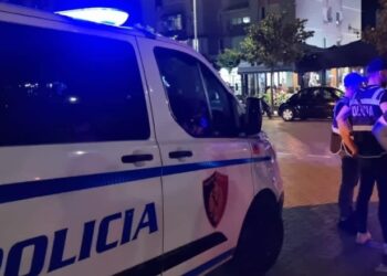Emri/ Dëmtoi makinën e policisë dhe kanosi efektivin pasi i bllokoi gomonen e shokut, në pranga 29-vjeçari në Fier