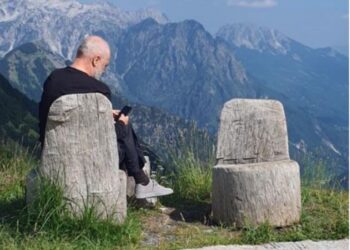 FOTO/ Rama nga Buni i Bajraktarit (Theth) poston poezinë e Dritëro Agollit: Më i bukuri në botë…!