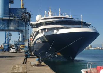 “World Traveller” viziton Durrësin, kroçera sjell në bregdetin shqiptar turistë amerikane e akandeze