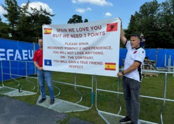 FOTO-LAJM/ Shqiptarët ngrenë banderolën e veçantë: Spanjë të duam, por na duhen 3 pikët. Ju lutemi, njiheni pavarësinë e Kosovës
