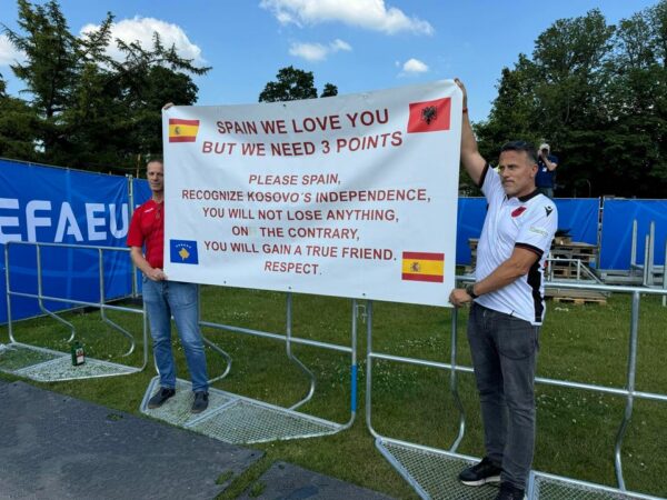 FOTO-LAJM/ Shqiptarët ngrenë banderolën e veçantë: Spanjë të duam, por na duhen 3 pikët. Ju lutemi, njiheni pavarësinë e Kosovës