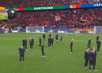 VIDEO/ Atmosferë drithëruese: Kuqezinjtë mbërrijnë në stadium dhe priten si heronj nga tribunat e ngjyrosura me të kuq