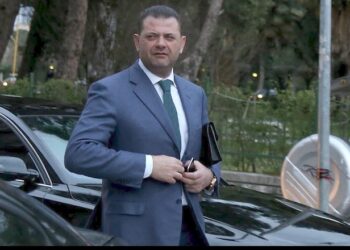 Emrat/ Konflikti për pronën në Velipojë, edhe Tom Doshi padit dy vëllezërit për kanosje