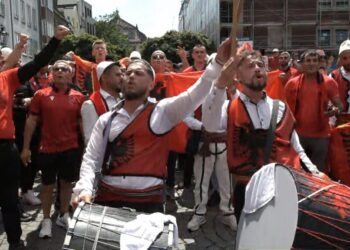 Këngë e valle në Dyseldorf, tifozët shqiptarë bëjnë për vete edhe spanjollët (VIDEO)