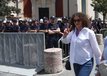 FOTOLAJM / “Më lironi babin”, Argita Berisha sërish në protestë te Bashkia