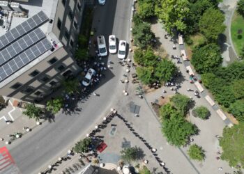 Opozita mban në 35 gradë Celcius protestën e 13 para Bashkisë, lëndohet një polic