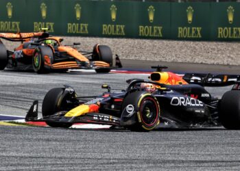 Formula 1, Verstappen dhe Norris nxjerrin jashtë njëri-tjetrin! Triumfon Russell, Ferrari në podium