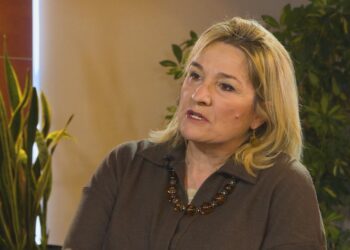 Deputetët e PD kërkojnë ta shkarkojnë nga komisioni i Medias, reagon Flutura Açka: Një tufë interesaxhinjsh pa moral