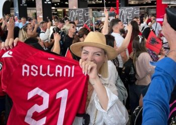 FOTO/ Aeroporti i Tiranës përcjell me festë tifozët kuq e zi