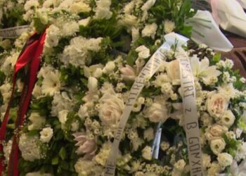 Përcillet në banesën e fundit poeti Agim Doçi, familjarët: E vranë politikisht, nuk i dhanë pensionin dhe nuk i hapën dyert për homazhe