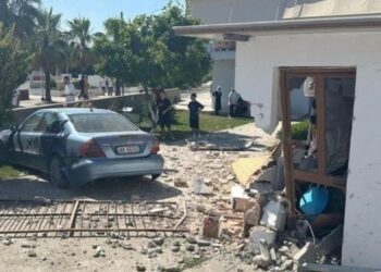 Me shpejtësi “skëterrë”, shoferja humb kontrollin dhe përfundon në oborrin e shtëpisë në Kamëz