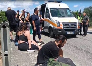Furgoni me turistë francezë përplaset me autokombajnën në Lushnjë, 7 të plagosur