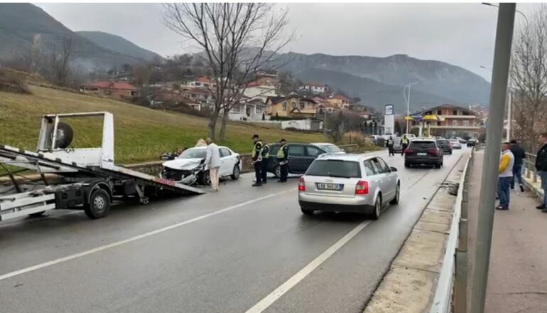 Aksident tragjik në Shëngjin, makina  del nga rruga, humb jetën i riu