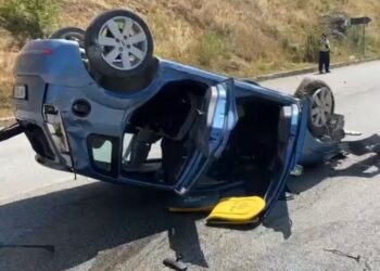 Aksident në rrugën Pogradec-Korçë, makina kthehet përmbys (Video nga vendngjarja)